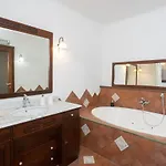 Aurora Pool & Fitness فيلة أناكابْري